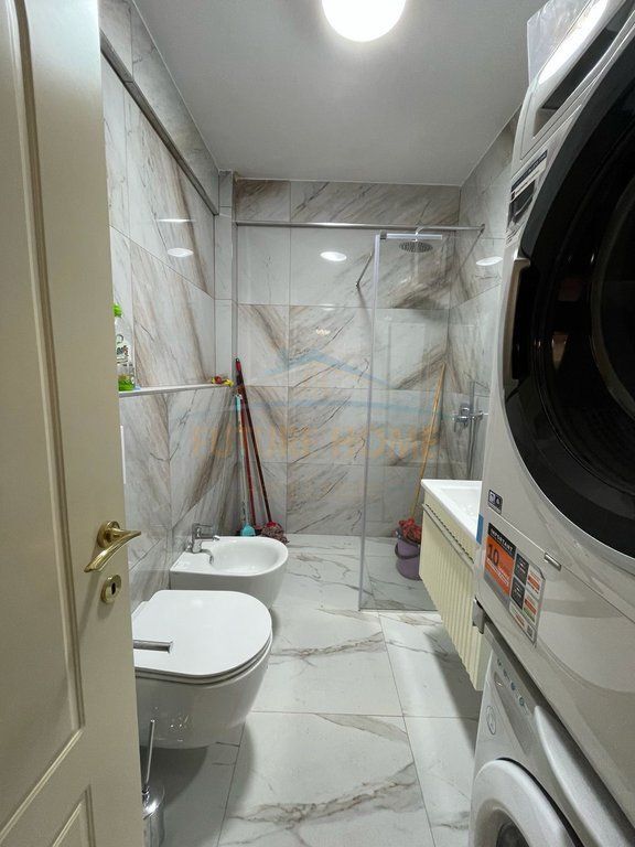 In vendita, Appartamento 1+1, Viale Zogi 1, Tirana.