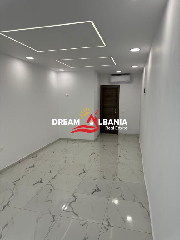 Affittasi negozio in via Elbasani vicino all'ambasciata americana (ID 42711173)