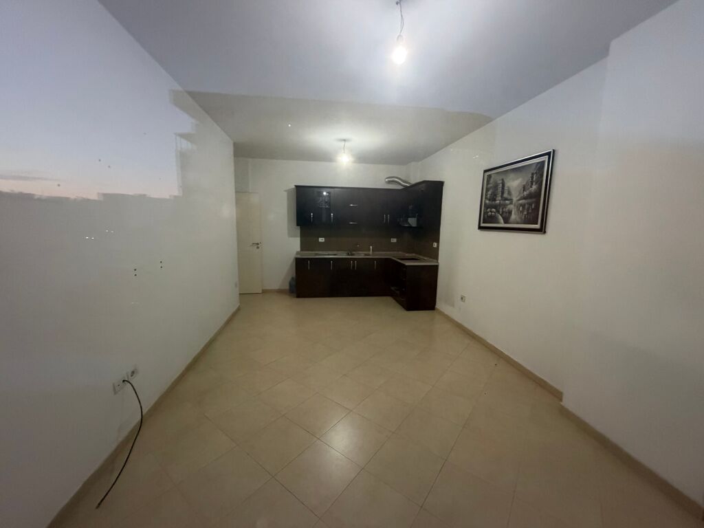 2+1, vuoto per abitazione o ufficio, villa L Astir, 300 mila lek
