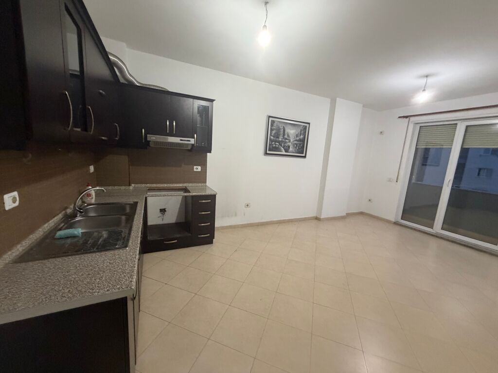 2+1, vuoto per abitazione o ufficio, villa L Astir, 300 mila lek