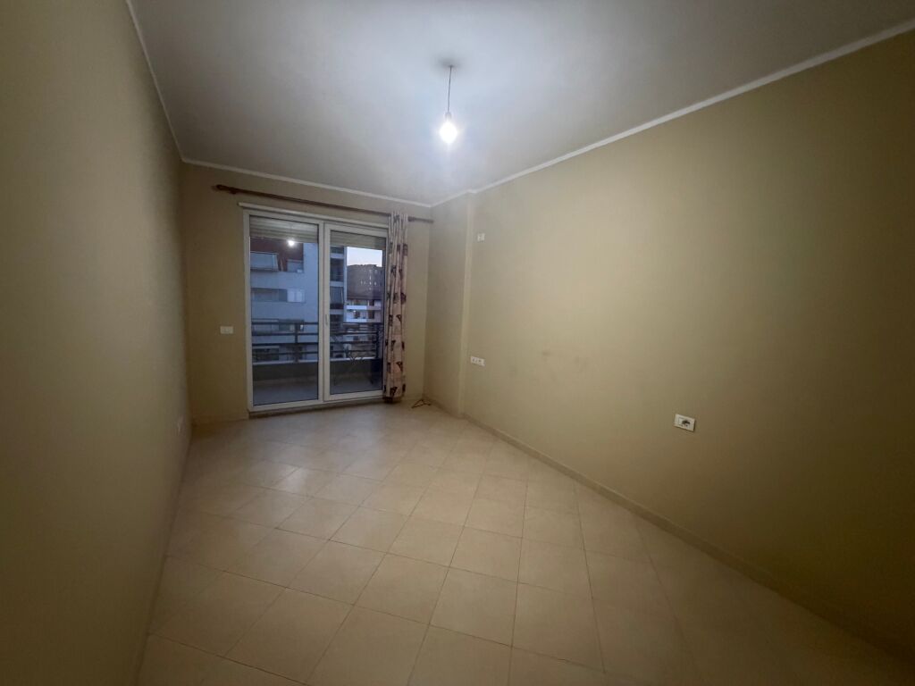 2+1, vuoto per abitazione o ufficio, villa L Astir, 300 mila lek