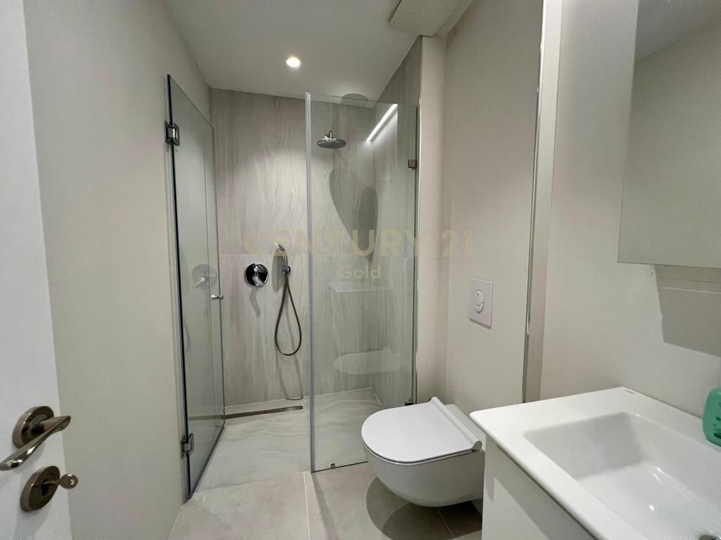 APARTAMENT PER QERA 2+1+2 + POST PARKIMI TEK RR.BARRIKADAVE!!
