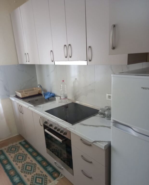 Jepet me qira apartament 2+1 tek rruga Frosina Plaku prane Report TV  450 mije leke te vjetra