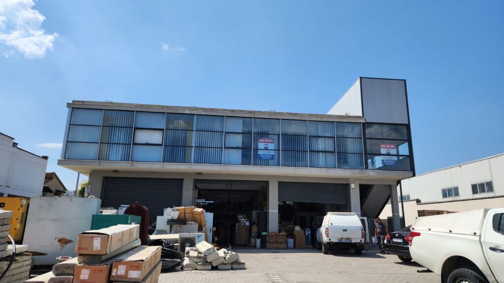 Capannoni/Magazzini più Terreno in affitto