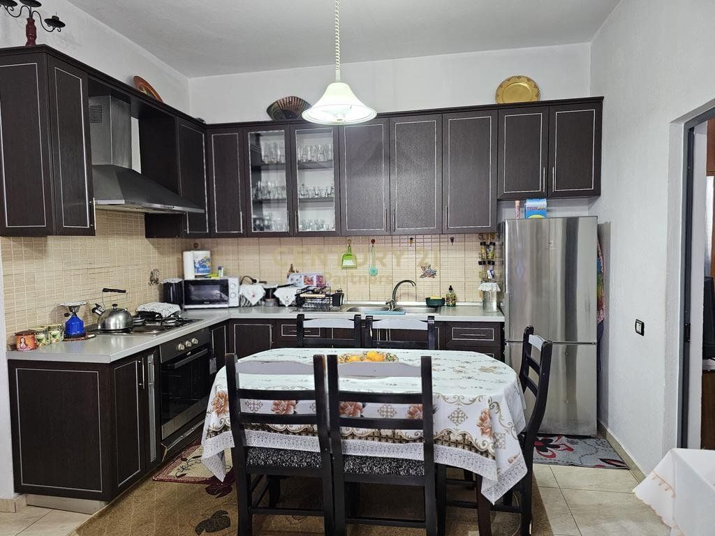 Villa privata su 2 piani in vendita in via Jordan Misja 350.000 €