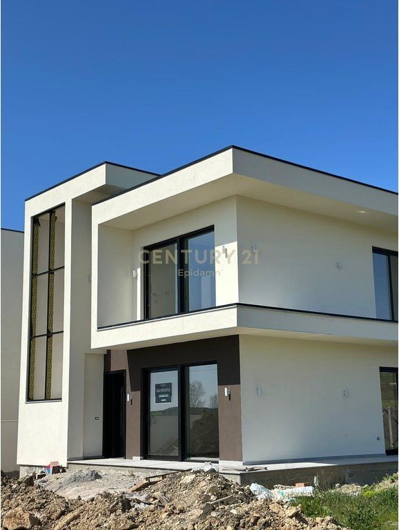 ESCLUSIVO! VILLA INDIVIDUALE CON PISCINA IN VENDITA NEL GOLFO DI LALZ! 340.000€