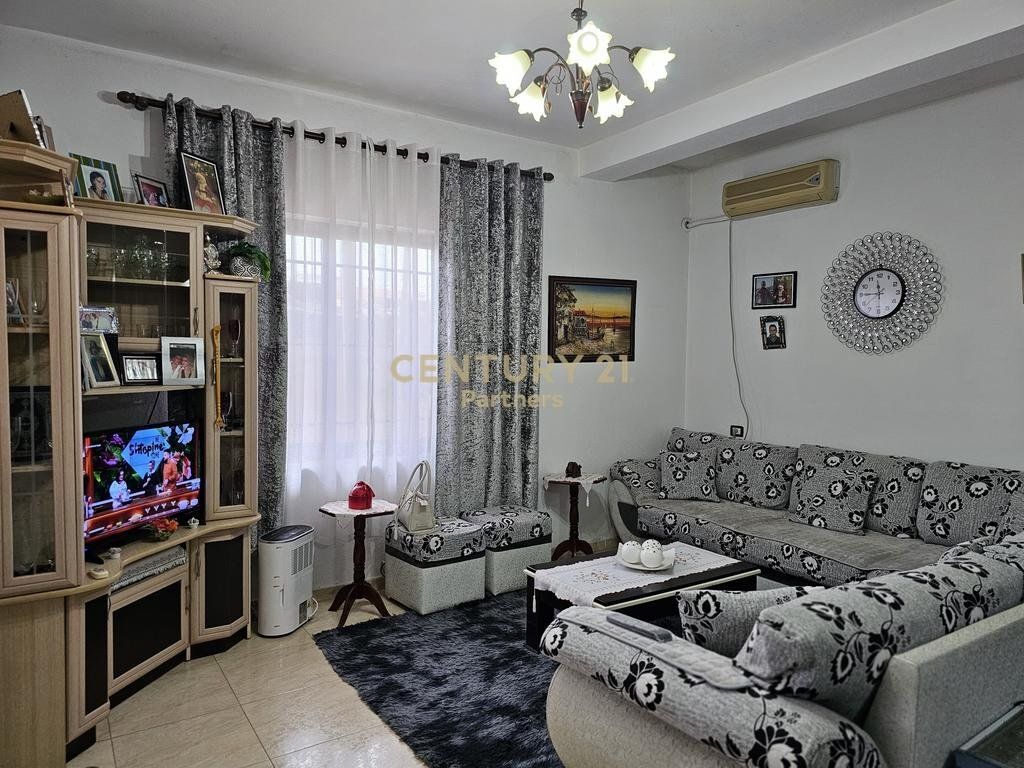Villa privata su 2 piani in vendita in via Jordan Misja 350.000 €