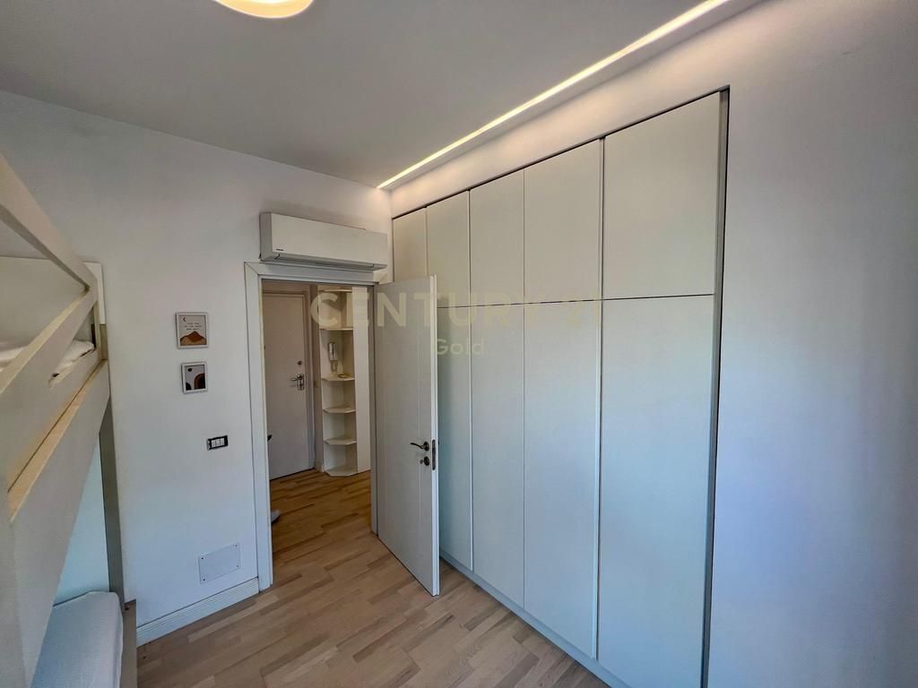 APARTAMENT PER QERA 2+1+2 + POST PARKIMI TEK RR.BARRIKADAVE!!