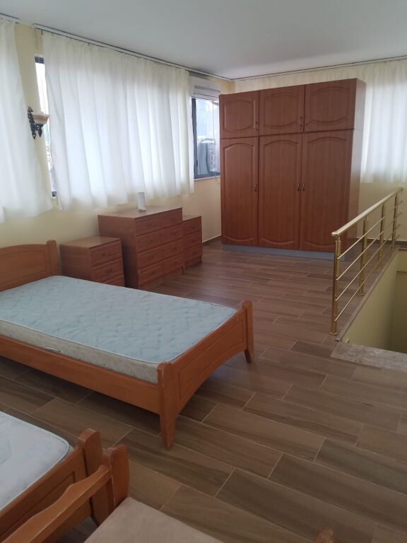 Affittasi appartamento 1+1 con Ali Dem vicino alla strada principale vicino alla scuola 1 Maggio 330 mila lek
