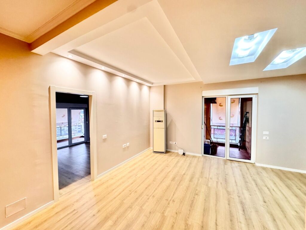 Shitet Apartament 2+1 Xhamllik, Colombo prane Porcelanit, Oxhaku