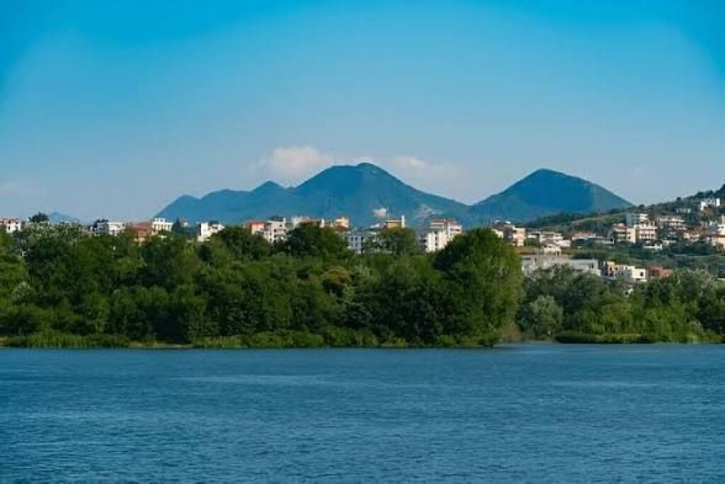 🏡 Shitet Duplex 3+1+3 – Liqeni i Thatë