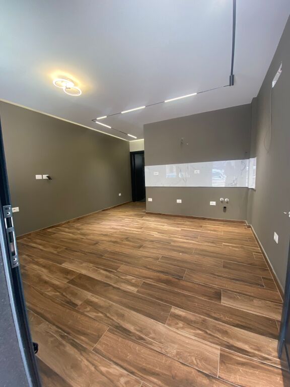 🏢 LOCALE COMMERCIALE IN VENDITA – 21 Dhjetori, vicino a Square 21