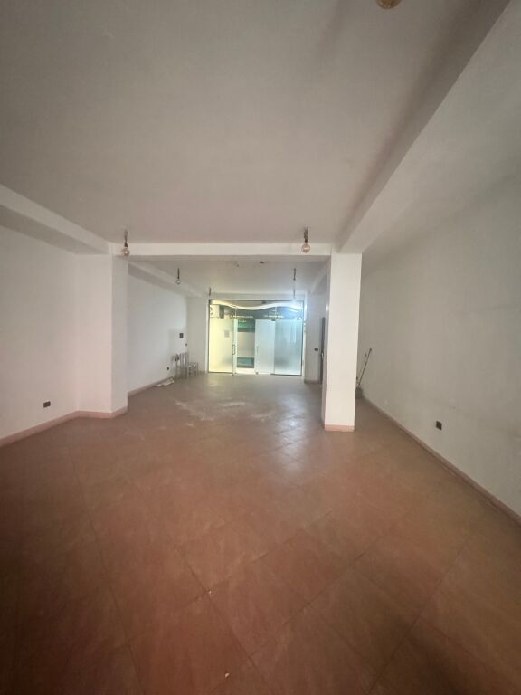 Locale commerciale (ufficio) di 80 m2 in vendita vicino al Tribunale di Tirana