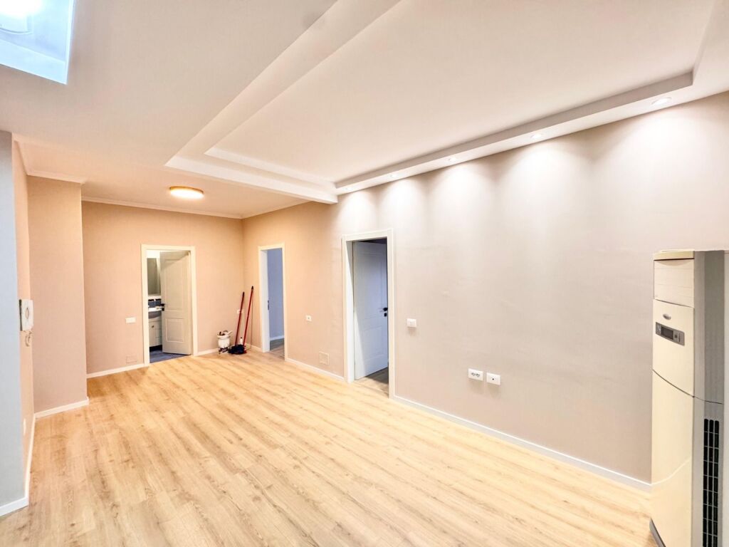 Shitet Apartament 2+1 Xhamllik, Colombo prane Porcelanit, Oxhaku