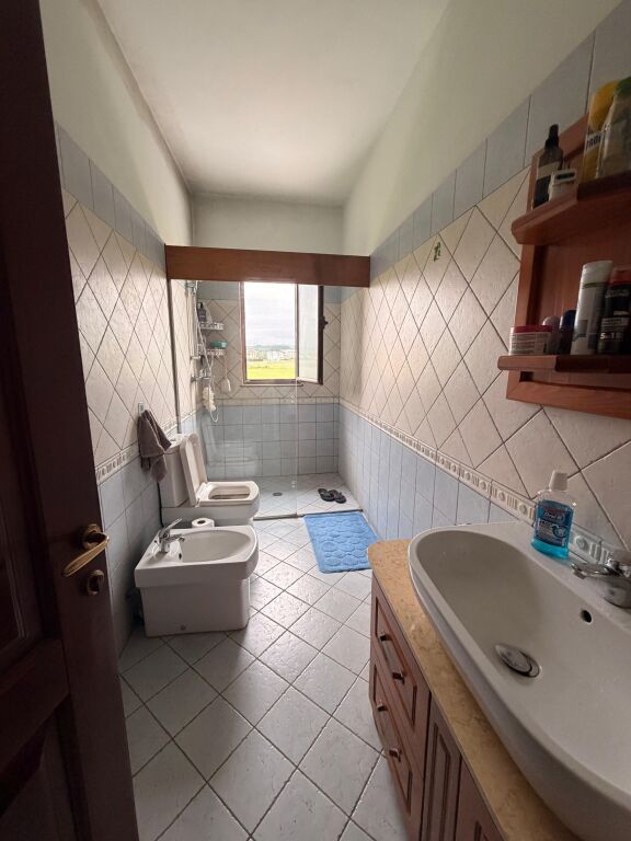 Shitet Vilë 3-Katëshe me 1533 m2 Truall – Kavajë, Rruga Dytësore