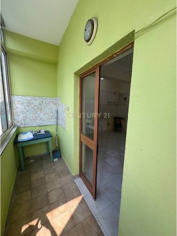Vendiamo appartamento 1+1 tra la via Kavaja e Myslym Shyri !! Possibilità di conversione in 2+1 !!