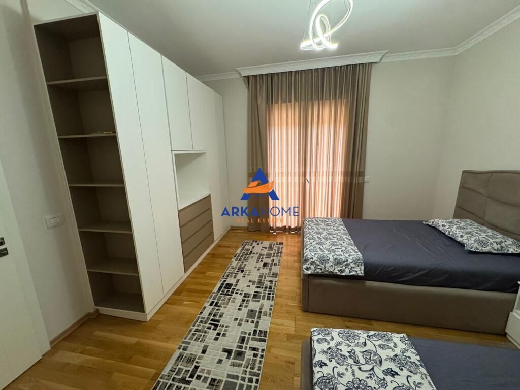 JEPET VILE ME QERA 220M2 "LAKNAS" 2000 EURO