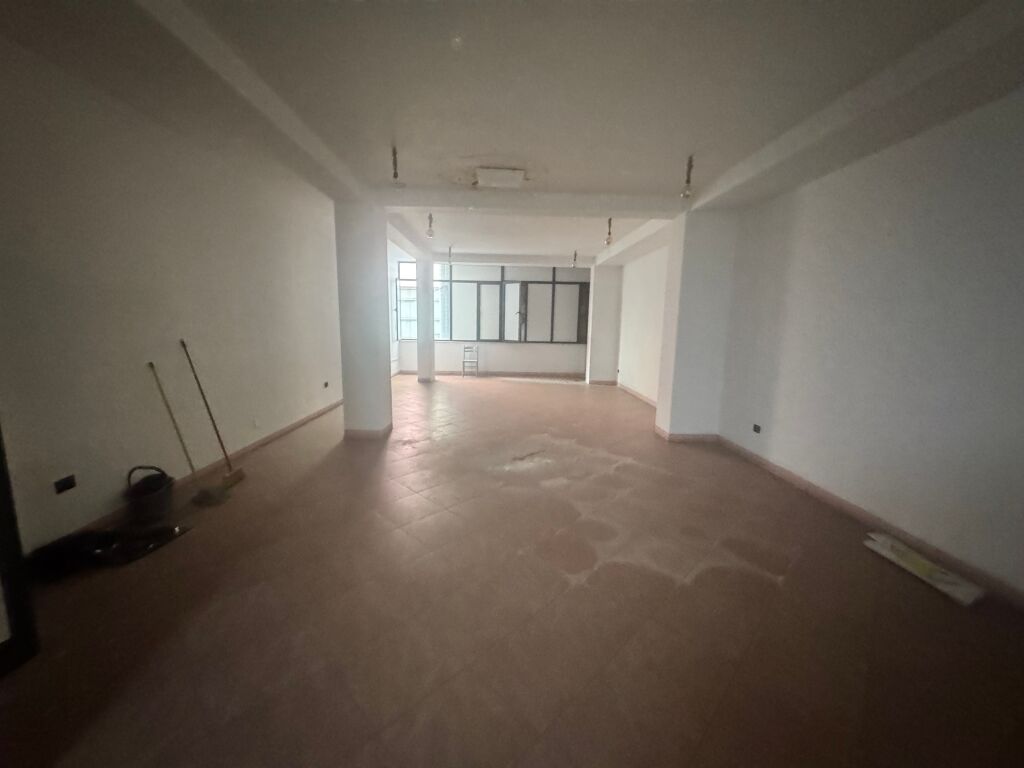 Locale commerciale (ufficio) di 80 m2 in vendita vicino al Tribunale di Tirana