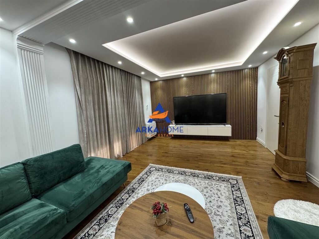JEPET VILE ME QERA 220M2 "LAKNAS" 2000 EURO