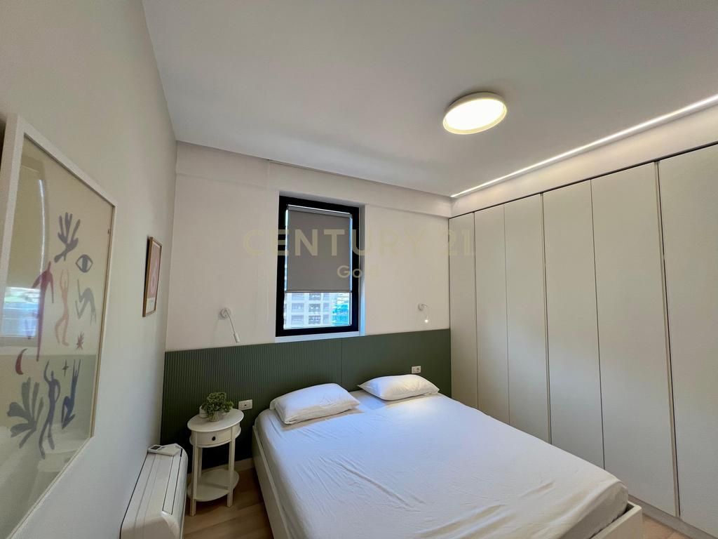 APARTAMENT PER QERA 2+1+2 + POST PARKIMI TEK RR.BARRIKADAVE!!