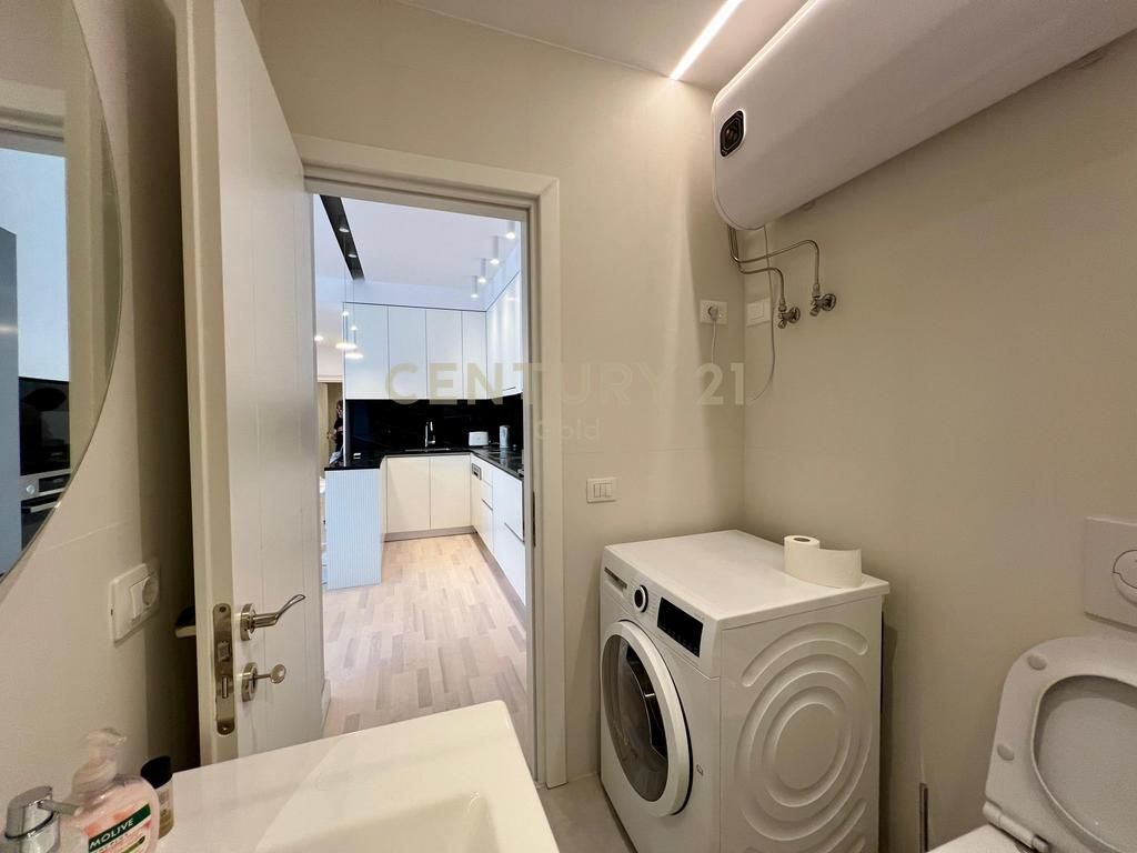 APARTAMENT PER QERA 2+1+2 + POST PARKIMI TEK RR.BARRIKADAVE!!