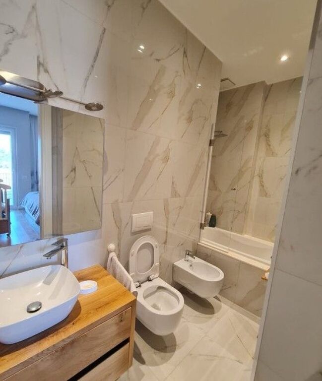 Appartamento 3+1+2 in vendita in residenza privata, vicino a Tegu.