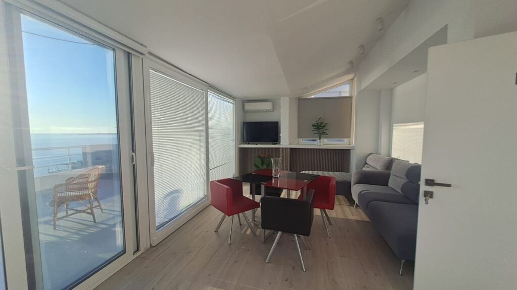 APARTMENT 2+1 FOR RENT FIRST LINE WITH SEA IN ILIRIA!