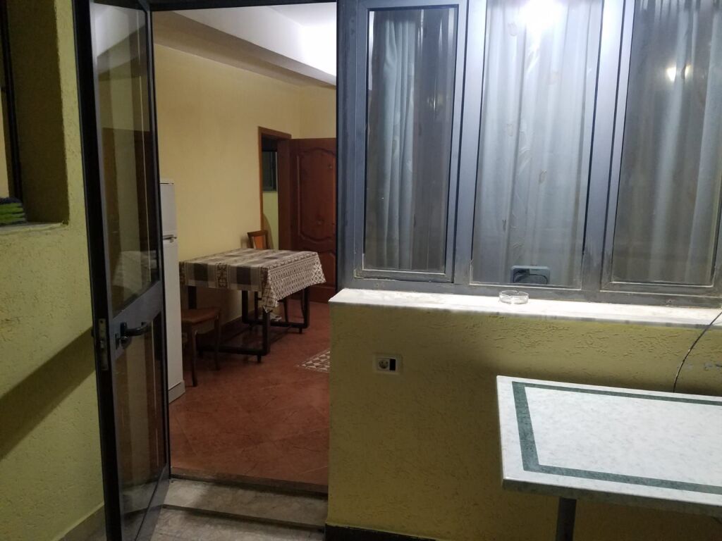 Appartamento 1+1 in affitto con Ali Dem vicino alla Strada Principale vicino alla scuola 1 Maggio 330 mila lek vecchi