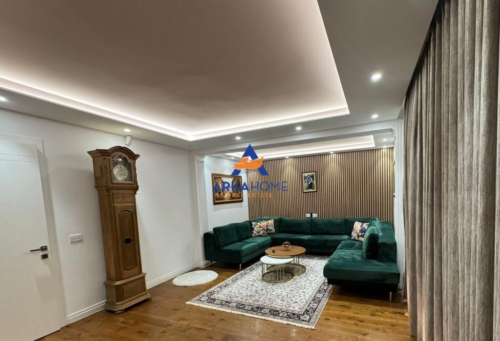 JEPET VILE ME QERA 220M2 "LAKNAS" 2000 EURO