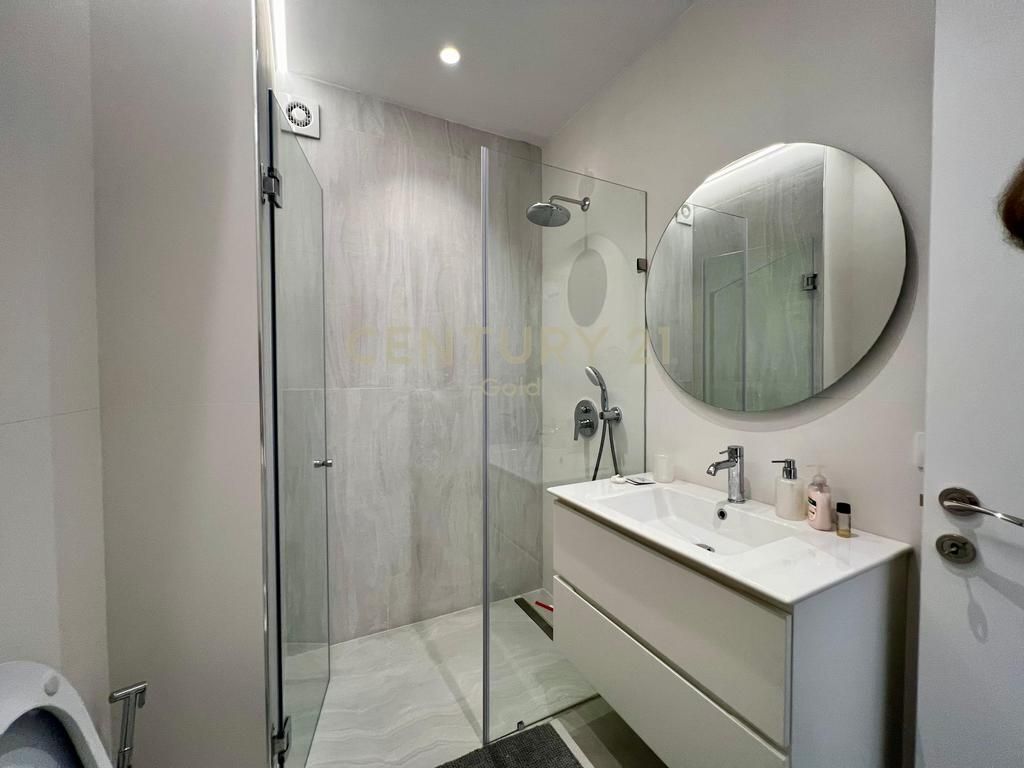 APARTAMENT PER QERA 2+1+2 + POST PARKIMI TEK RR.BARRIKADAVE!!