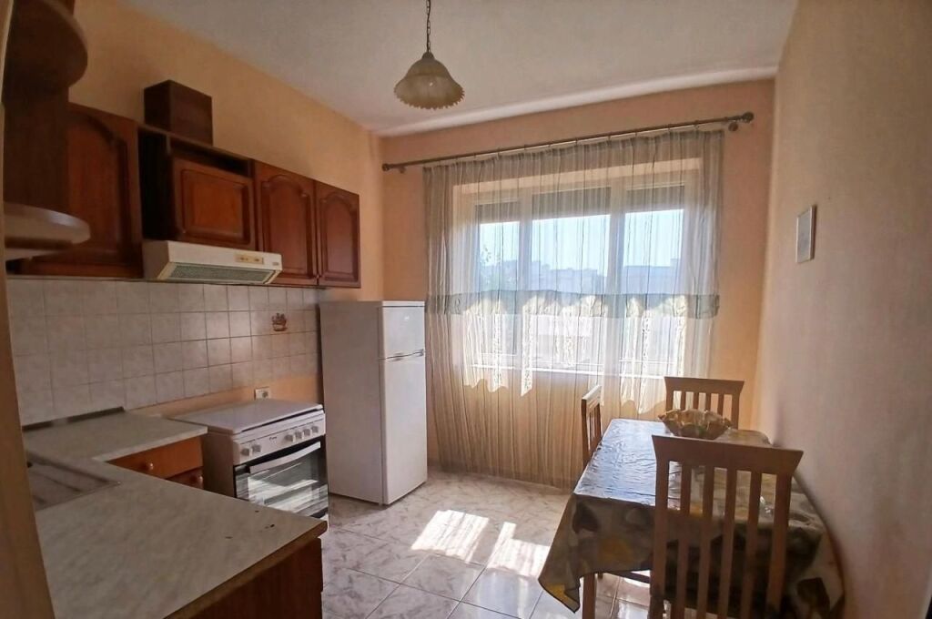 Jepet me qira apartament 1+1 në një nga zonat më të kërkuara të Brrylit, pranë Bar Oslo 500 mije leke te vjetra