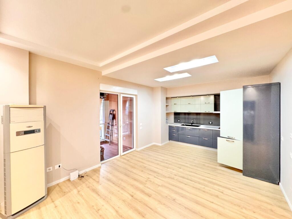 Shitet Apartament 2+1 Xhamllik, Colombo prane Porcelanit, Oxhaku