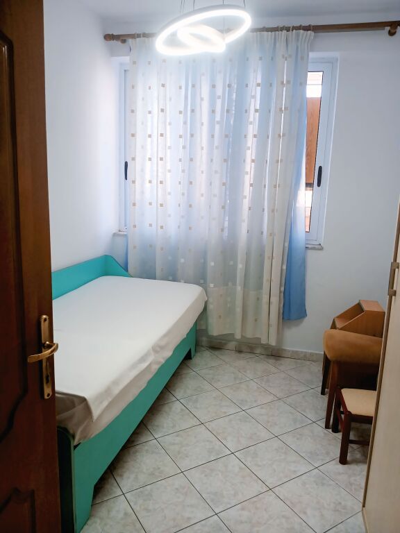 In affitto 3+1+2 vicino al Boulevard per 70.000 lek/mese