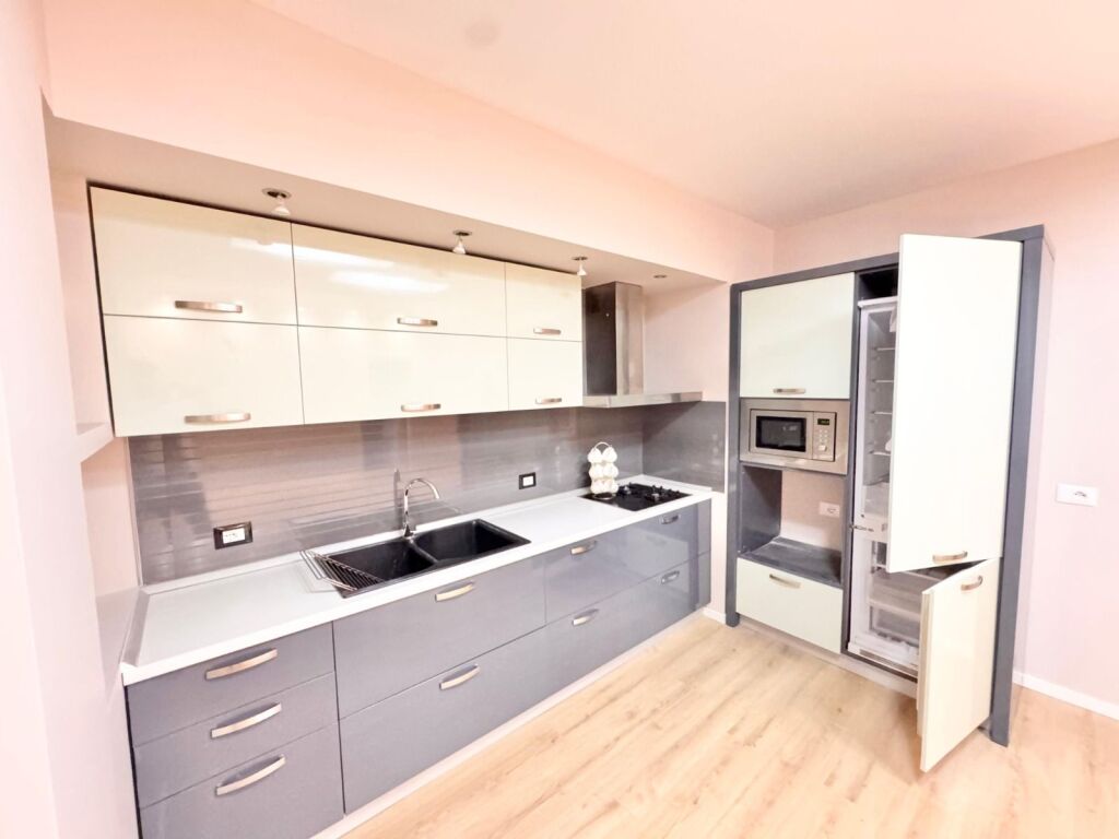 Shitet Apartament 2+1 Xhamllik, Colombo prane Porcelanit, Oxhaku