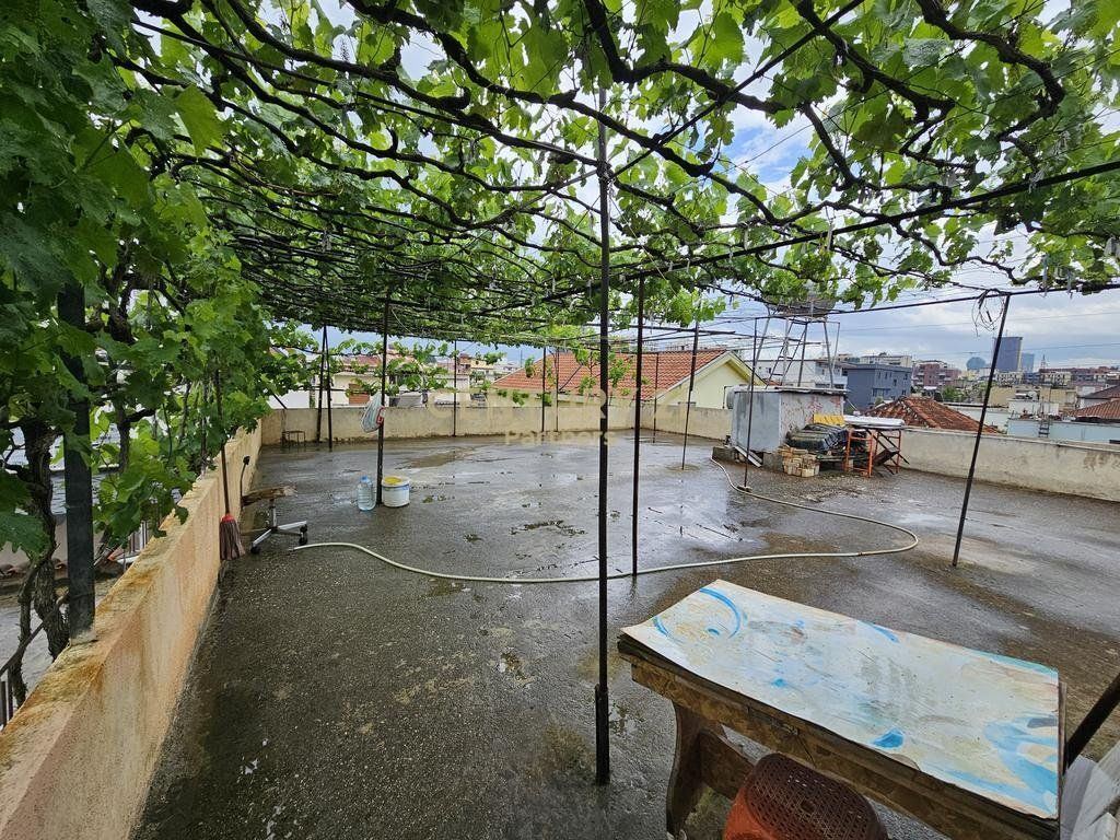 Villa privata su 2 piani in vendita in via Jordan Misja 350.000 €