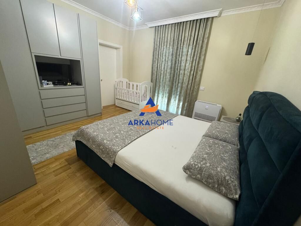 JEPET VILE ME QERA 220M2 "LAKNAS" 2000 EURO