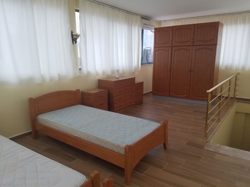 Affittasi appartamento 1+1 con Ali Dem vicino alla strada principale vicino alla scuola 1 Maggio 330 mila lek
