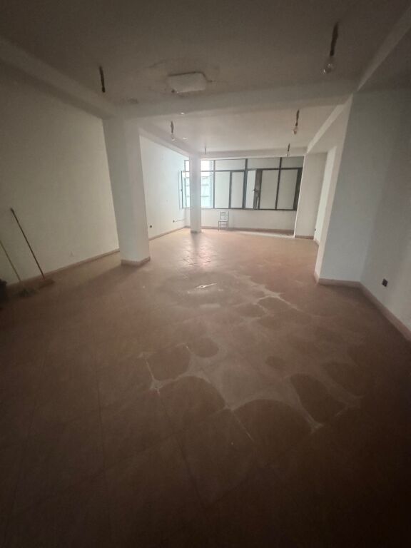 Locale commerciale (ufficio) di 80 m2 in vendita vicino al Tribunale di Tirana