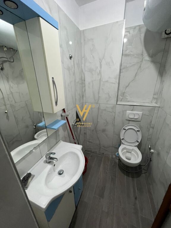 JEPET GARSONIERE 48 M2 ME QERA TE RRUGA E BARRIKADAVE 50.000 LEKE