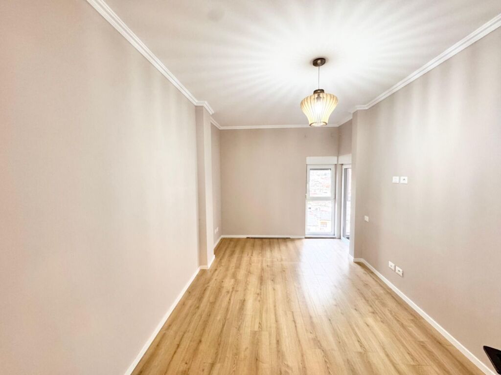 Shitet Apartament 2+1 Xhamllik, Colombo prane Porcelanit, Oxhaku