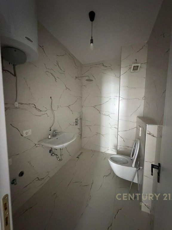 ESCLUSIVO! MONOLOCALE 1+1 CON VERANDA IN VENDITA PRESSO LA ROCCIA DI KAVAJA! 170.000 €