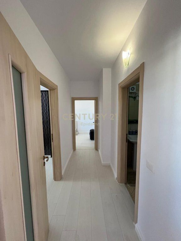APPARTAMENTO IN AFFITTO 2+1+2 E GARAGE VICINO AL TRIBUNALE A DURRËS!
