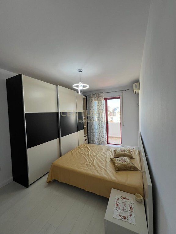 APPARTAMENTO IN AFFITTO 2+1+2 E GARAGE VICINO AL TRIBUNALE A DURRËS!