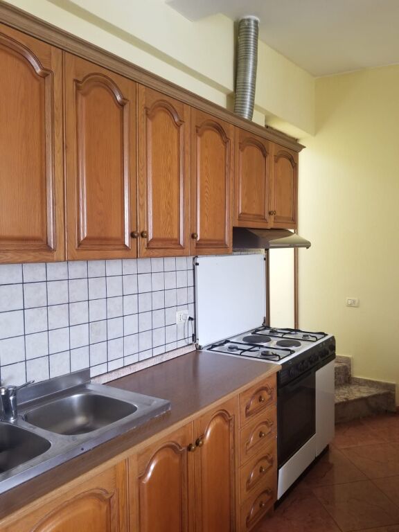 Appartamento 1+1 in affitto con Ali Dem vicino alla Strada Principale vicino alla scuola 1 Maggio 330 mila lek vecchi