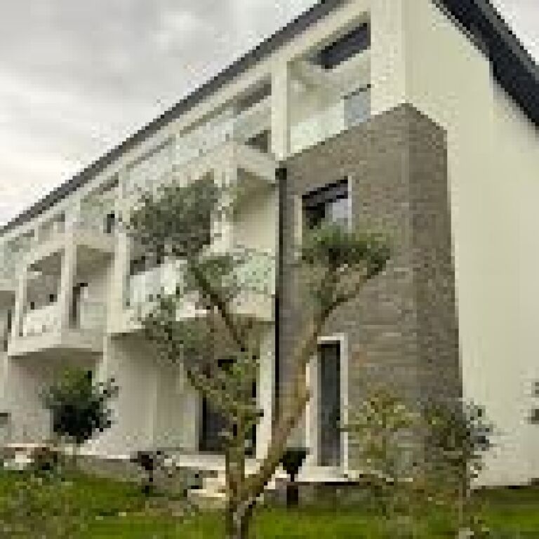 Shitet, Triplex 4+1+3+4 Poste Parkimi, Grey Stone Residence , Liqeni i Thatë