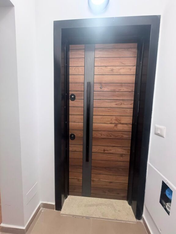 21 Dhjetori afer Hotel Mondial .  Jepet apartamen me qera 1+1 .