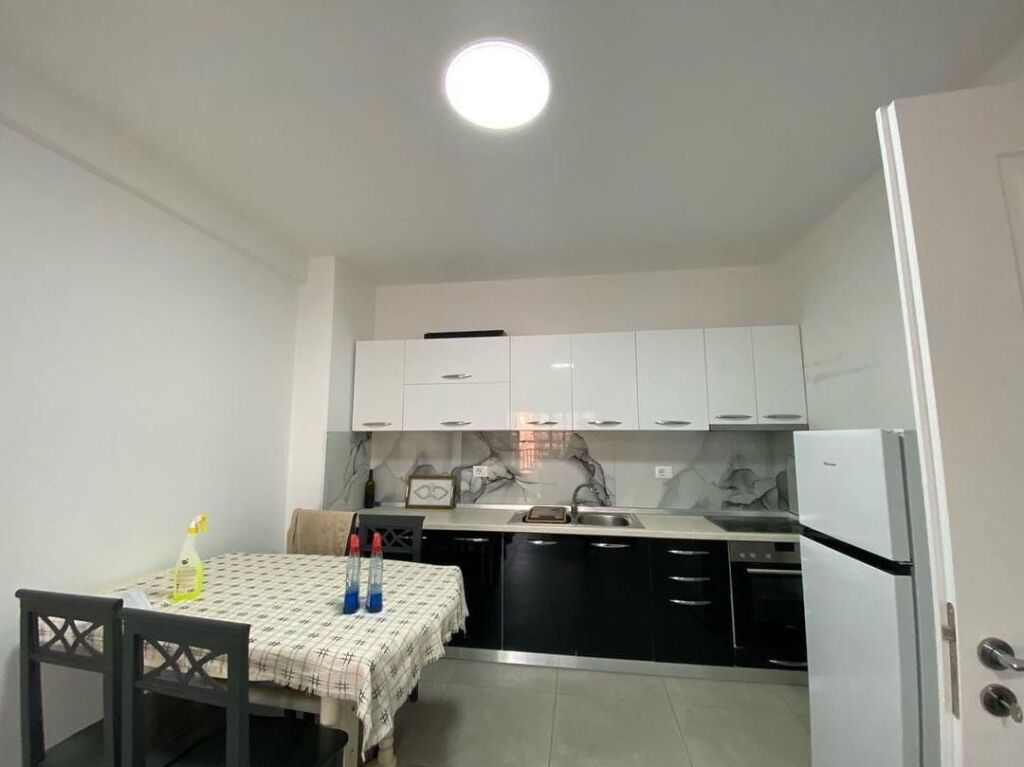1+1, te vila L 2, 450 euro, me parkim