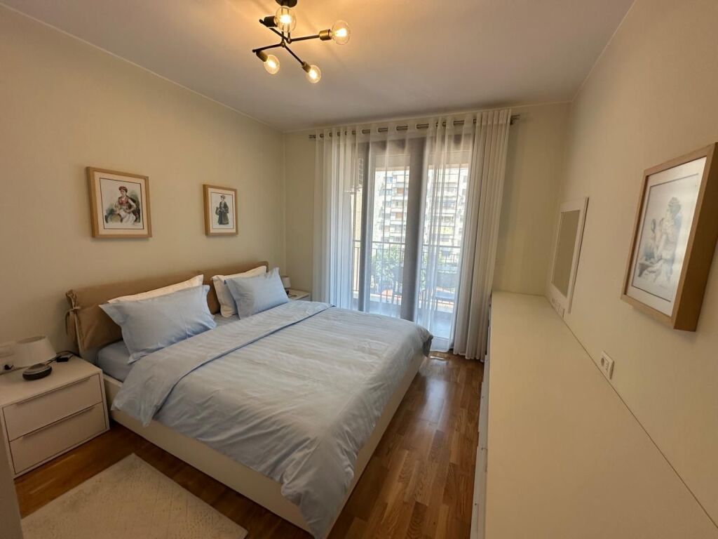 🏢Rruga e Barrikadave jepet me qera apartament,1+1+post parkimi,i mobiluar 120,000Leke (Bruto)
