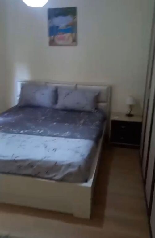 21-Dhjetori, jepet me qera apartament 2+1 !