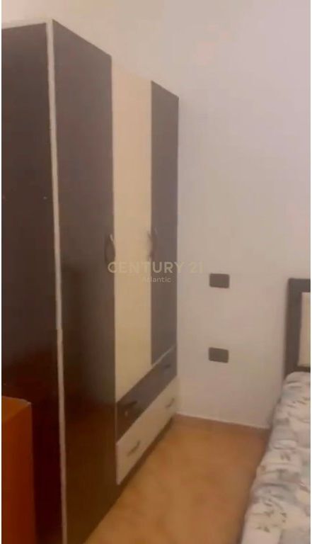 Jepet me qira afatgjatë kati i parë i një shtëpie private, i pozicionuar në Rrugën Kel Kodheli, në një zonë të qetë dhe të aksesueshme të Tiranë, me lidhje të mirë me rrugët kryesore të qytetit dhe pranë faciliteteve të nevojshme për jetesën e përditshme. Prona është e përshtatshme për banim familjar dhe për persona që kërkojnë qetësi, privatësi dhe komoditet. Detajet e pronës: Tipologjia: 2+1 Kati i parë i shtëpisë private Qira afatgjatë Ambient i qetë dhe familjar Akses i lehtë me transportin urban dhe shërbimet kryesore Për më shumë informacion ose për të organizuar një vizitë në pronë, ju lutemi të na kontaktoni.